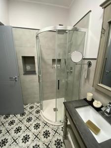 La salle de bains est pourvue d'une douche et d'un lavabo. dans l'établissement The world paradise, à Tropea