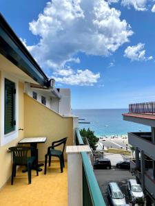 Elle comprend un balcon offrant une vue sur la plage. dans l'établissement Casa Famiani Bed & Breakfast, à Letojanni