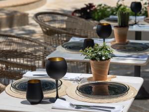 einem Tisch mit schwarzen Platten und Pflanzen darauf in der Unterkunft Petrino Eco Village in Afytos