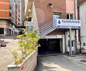 uma entrada de garagem para um edifício com um sinal de garagem em La Piazzetta Suite em Potenza