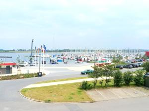 フェーマルンにあるFehmarn Burgtiefe Südstrand HAFENBLICK - inkl Eintritt FehMare Schwimmbad und Saunaの港の船の集まり