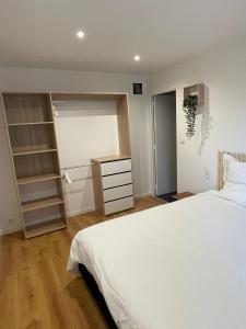 una camera con letto bianco e armadio di Le Sommelier Centre Ville a Épernay