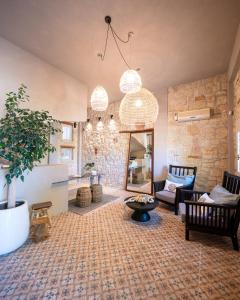 un ampio soggiorno con parete in pietra di Petrino Eco Village ad Áfitos