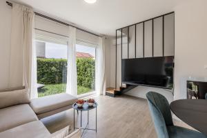 Televízia a/alebo spoločenská miestnosť v ubytovaní Apartment Dolce D
