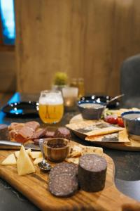 una mesa cubierta con diferentes tipos de comida y queso en Eventyrhyttene i Jotunheimen, en Stuttgongfossen
