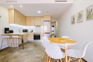 une cuisine et une salle à manger avec une table et des chaises dans l'établissement Alegria ID 11, à Torrevieja