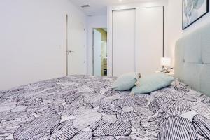 une chambre avec un lit avec des oreillers dessus dans l'établissement Alegria ID 11, à Torrevieja 25 autres photos