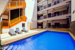 une piscine au milieu d'un immeuble dans l'établissement Alegria ID 11, à Torrevieja