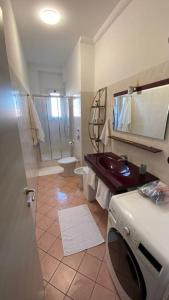 A bathroom at Sweet Apartment Mecenate