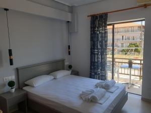 A bed or beds in a room at Blue Horizon