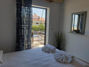 A bed or beds in a room at Blue Horizon