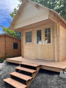 miniaturowy domek z werandą i schodami w obiekcie Cuddly Cabin At The Lake On Muskoka Shores w mieście Otter Lake