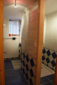 uma casa de banho com uma parede em azulejo e uma janela em maison immersion hautes alpes em Freissinieres