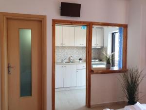 A kitchen or kitchenette at Blue Horizon