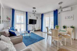 uma sala de estar com um sofá e uma mesa em Wave Apartments - Cztery Oceany 2 em Gdansk
