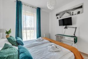 um quarto com 2 camas e uma janela em Wave Apartments - Cztery Oceany 2 em Gdansk