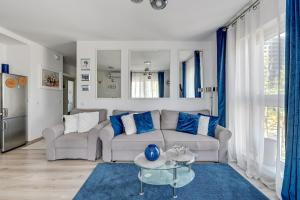 uma sala de estar com um sofá e uma mesa em Wave Apartments - Cztery Oceany 2 em Gdansk