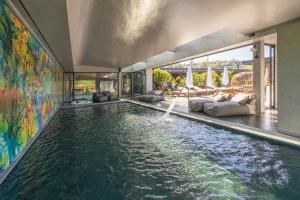 una piscina infinita con una fuente de agua en una casa en Vale de São Torcato Hotel Rural, en Guimarães