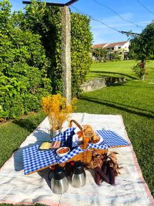 uma mesa de piquenique com um prato de comida ao lado de uma fonte em Quinta Dom Sapo - Agroturismo em Viana do Castelo