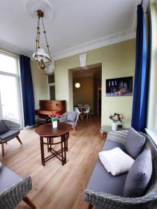 a living room with a couch and a table at Logierhaus am Meer in Wangerooge