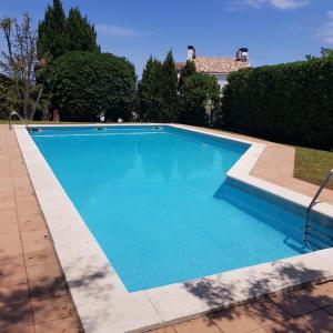 une grande piscine bleue dans une cour dans l'établissement L'Escala Vista Mar, à Ampurias