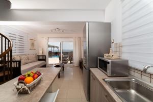 Kuchyň nebo kuchyňský kout v ubytování CRYSTAL VILLAS