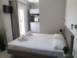 A bed or beds in a room at Blue Horizon