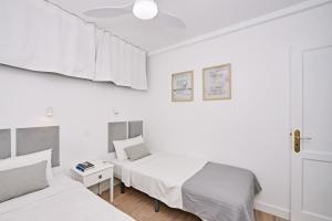 サン・バルトロメにあるAtlantico Sun Apartment Iの白い壁の部屋にベッドが2つある