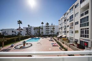 サン・バルトロメにあるAtlantico Sun Apartment Iのスイミングプールと建物のあるアパートメント複合施設