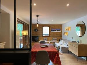 Appartement La Clusaz, 4 pièces, 7 personnes - FR-1-437-45 في لا كلوساز: غرفة معيشة مع طاولة وأريكة