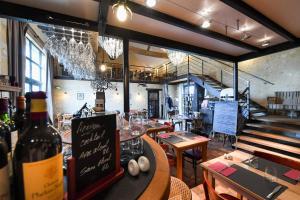 Ο χώρος του lounge ή του μπαρ στο Chambres d'hôtes du Bistrot des écuries +26 φωτογραφίες