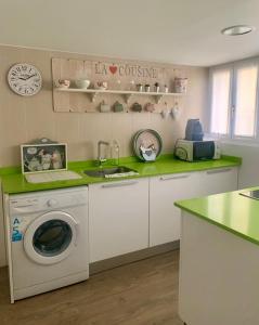 eine Küche mit einer Waschmaschine und einem Waschbecken in der Unterkunft Precioso apartamento castro Urdiales in Castro-Urdiales