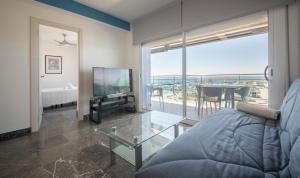 Televízia a/alebo spoločenská miestnosť v ubytovaní R130 Beachfront Apartment with air conditionner