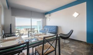 Posedenie v ubytovaní R130 Beachfront Apartment with air conditionner