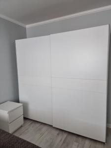 een kamer met witte muren en een witte kast bij Apartament 2 camere Eliberarii in Constanţa