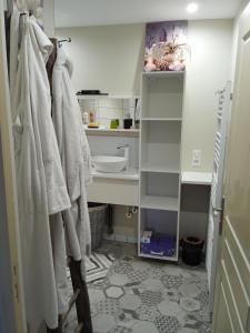Koupelna v ubytování AUBENAS, VALS LES BAINS, LABEGUDE, Maison de vacances Bensylv' entière privatif de 130 M2 4 lits 3 chambres pour 4 adultes et 2 enfants + 26 fotografií