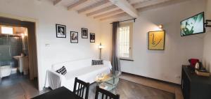 een woonkamer met een witte bank en een tafel bij Residence Ki House in Parma