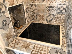 eine Dusche mit Fenster in einem gefliesten Bad in der Unterkunft Tao Stones - Alloggio in pietra in Conversano