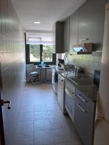 Virtuvė arba virtuvėlė apgyvendinimo įstaigoje El ñeru. En zona verde y junto al mar.