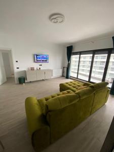 ein Wohnzimmer mit Sofa und Fernseher in der Unterkunft ZIGON Summer Place by Casa Del Mar in Mamaia + 25 Fotos