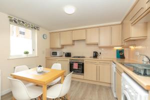 A kitchen or kitchenette at Dicksonfield Quiet Central Family Apartment with Parking