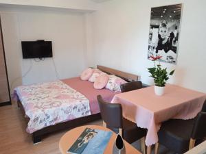 Ένα ή περισσότερα κρεβάτια σε δωμάτιο στο Pelivan Apartments +65 φωτογραφίες