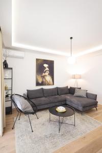 uma sala de estar com um sofá e uma mesa em Olive Residence em Zadar