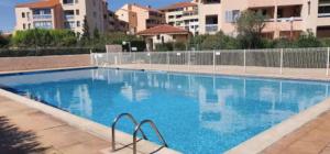 Swimming pool sa o malapit sa Hypercenter 27 M With Wifi And Shared Pool