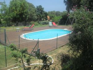 een zwembad met een hek eromheen bij Mas Torrenaps in Argelès-sur-Mer