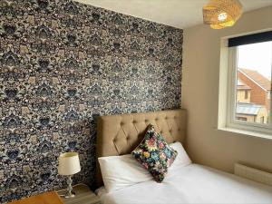 Ліжко або ліжка в номері Exclusive Homely Cambridge 4 bed house with free parking, big garden and sleeps 10