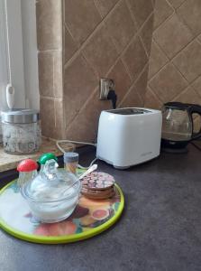 a counter top with a toaster and a plate of food at Apartament Meluzyna in Puck