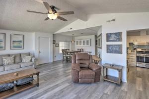 ein Wohnzimmer mit einem Sofa und einem Tisch in der Unterkunft Riverfront Bullhead City Home with Private Dock in Bullhead City