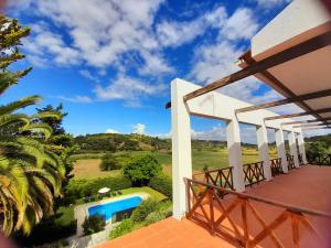 uma vista a partir da varanda de uma casa com piscina em Casa do Vale Paraíso - Piscina e Court de Ténis a 30 min de Lisboa em Vale do Paraíso