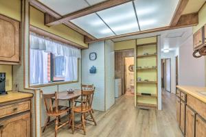 Η κουζίνα ή μικρή κουζίνα στο Hatch Retreat with Deck, Grill and Creek Access!